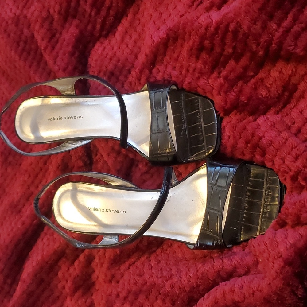Black textured 2in sandals